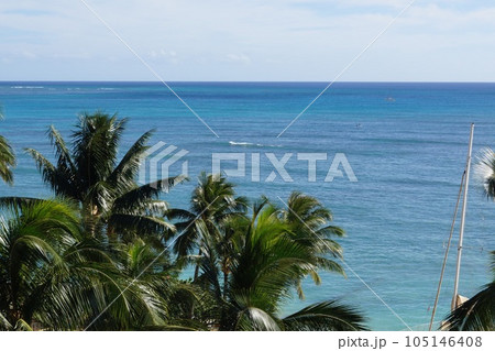 ハワイ ホノルル ワイキキの海 105146408