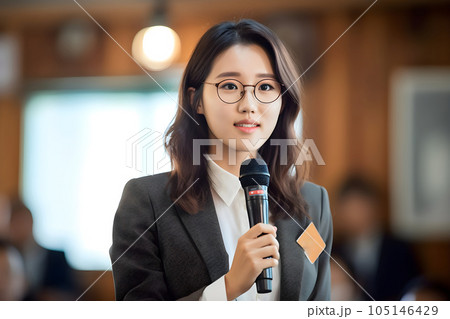 セミナーで質問をする女性4　AI生成画像 105146429