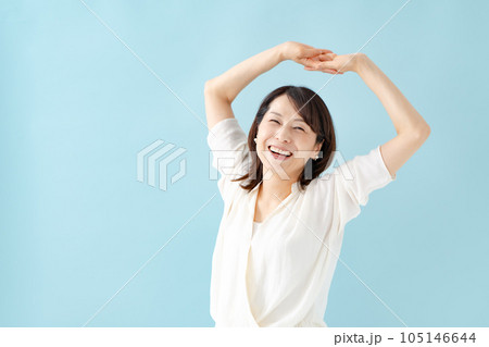 ストレッチをする女性　ビューティー 105146644