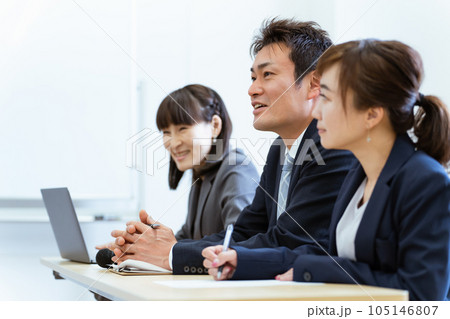 履歴書を見ながら審査・質問をする面接官 105146807