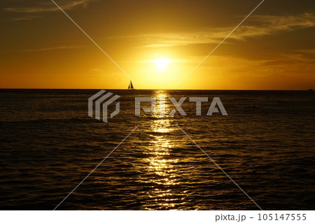 ハワイ ホノルル 夕陽のワイキキの海 105147555