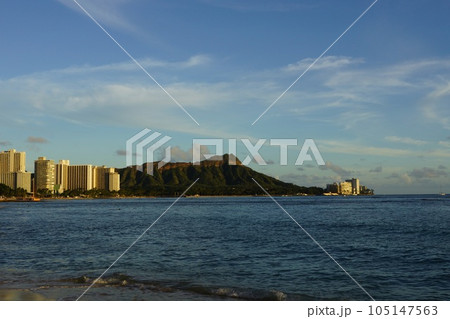 ホノルル 黄昏のダイアモンド･ヘッドとワイキキのホテル群 105147563