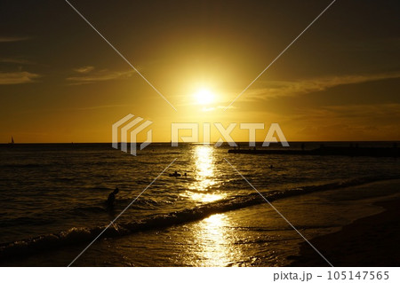 ハワイ ホノルル 夕陽のワイキキ･ビーチ 105147565