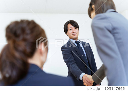 商談で契約成立して握手するビジネスマンとビジネスウーマン 商談で契約成立して握手するビジネスマンとビジネスウーマン 105147666
