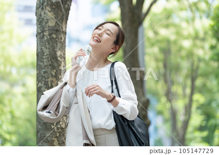 ビジネス　女性　水分補給 105147729