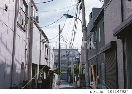 日中　東京の住宅街 105147924