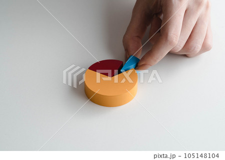円グラフをつまむ手元 105148104