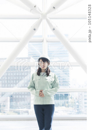 建築業、ビル設備、メンテナンスイメージ　作業員女性 105148328