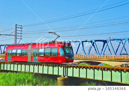 庄川を渡る万葉線電車 105148368