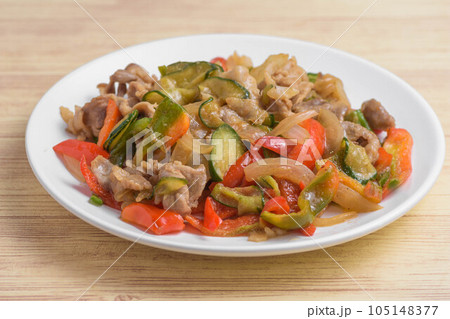 栄養満点　豚肉と夏野菜の炒め物 105148377