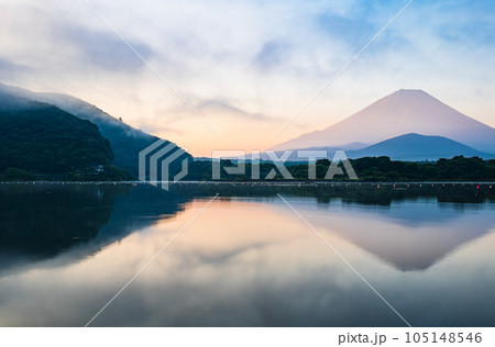精進湖から眺める朝焼けの子抱き富士　夏景 105148546