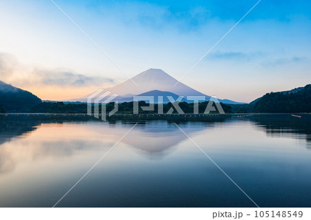 精進湖から眺める朝焼けの子抱き富士 夏景 精進湖から眺める朝焼けの子抱き富士 夏景 105148549