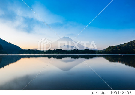 精進湖から眺める朝焼けの子抱き富士 夏景 精進湖から眺める朝焼けの子抱き富士 夏景 105148552