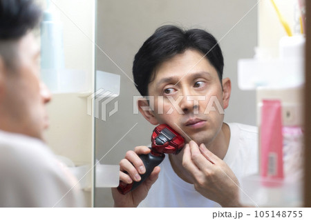 電気シェーバーで髭剃りをする男性 電気シェーバーで髭剃りをする男性 105148755