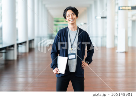 オフィスでパソコンを使って働く若い男性のエンジニア オフィスでパソコンを使って働く若い男性のエンジニア 105148901