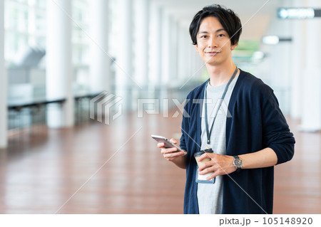 オフィスでスマホを操作する若い男性のエンジニア オフィスでスマホを操作する若い男性のエンジニア 105148920