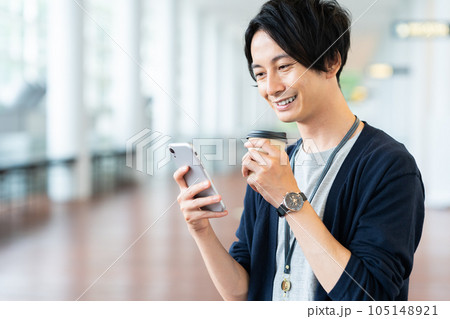 オフィスでスマホを操作する若い男性のエンジニア 105148921