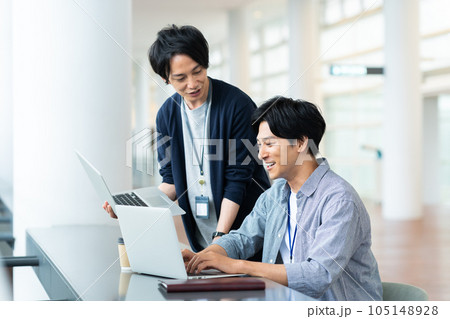 オフィスで会議をする若い男性のエンジニア 105148928