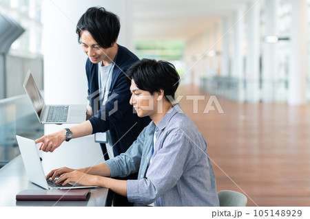 オフィスで会議をする若い男性のエンジニア 105148929