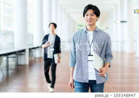 オフィスで会議をする若い男性のエンジニア 105148947