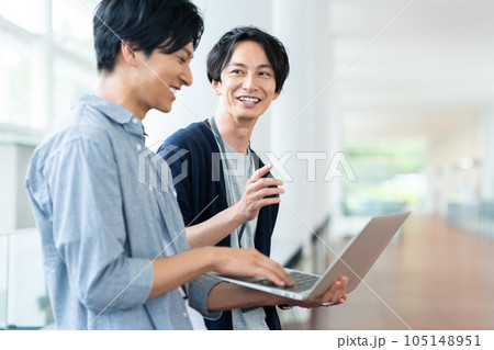 オフィスで会議をする若い男性のエンジニア 105148951