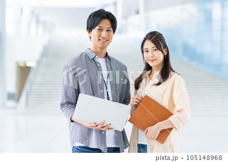 オフィスで会議をする若い男女のエンジニア 105148968