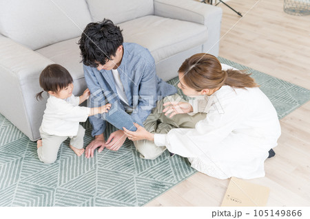 リビングで子供とじゃれ合っている親子三人 105149866