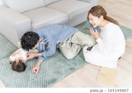 リビングで子供とじゃれ合っている親子三人 105149867