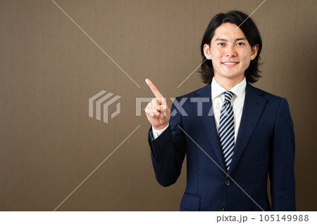 案内をする若いビジネスマン 105149988