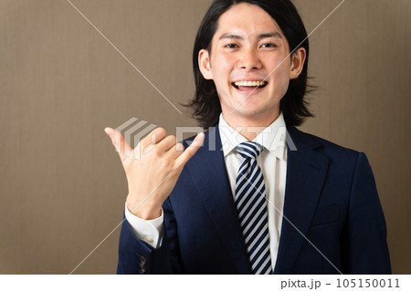 アロハポーズで励ます若いビジネスマン 105150011