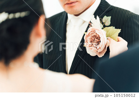結婚式でブートニアを父にプレゼントする新婦・花嫁 105150012