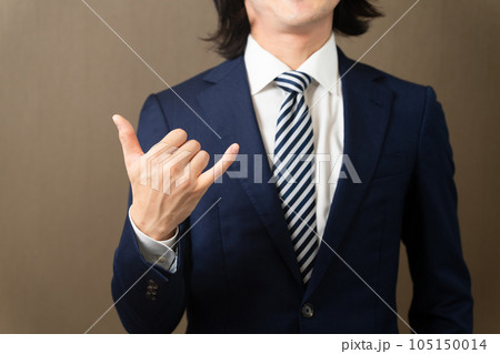 アロハポーズで励ます若いビジネスマン 105150014