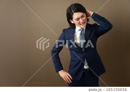 頭を掻く若いビジネスマン	 105150038