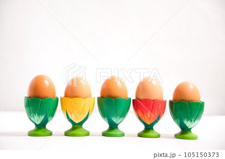たまごカップに入れた鶏の卵。5人前。 たまごカップに入れた鶏の卵。5人前。 105150373