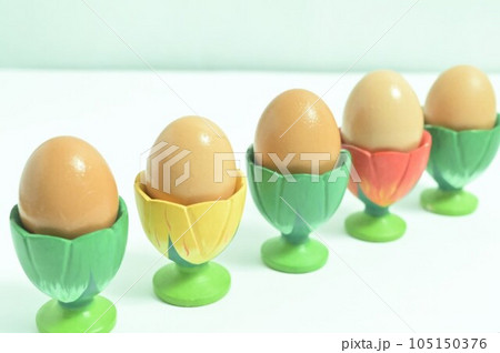 たまごカップに入れた鶏の卵。5人前。 105150376