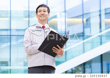 ビジネス　作業服を着ているミドル男性　「撮影協力LINK FOREST」 105150437