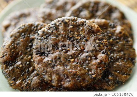 黒ごま煎餅 105150476