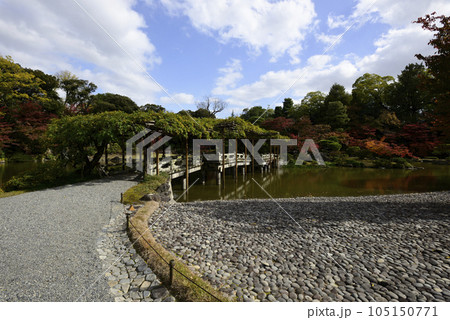 京都仙洞御所 南池 八ッ橋の紅葉 京都仙洞御所 南池 八ッ橋の紅葉 105150771