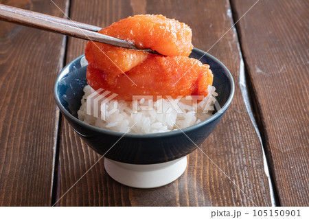 ご飯の上の明太子。二段重ね。唐辛子などで味付けた鱈子。 ご飯の上の明太子。二段重ね。唐辛子などで味付けた鱈子。 105150901