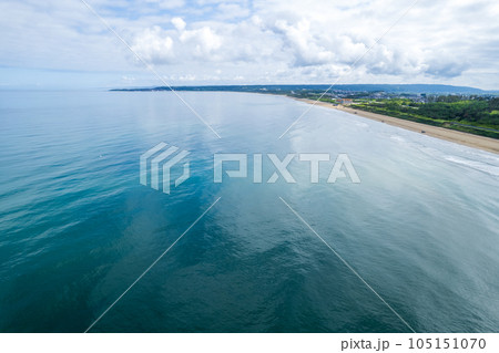 ドローン｜日本で唯一自動車で走れる海岸の千里浜なぎさドライブウェイ｜海上から北方面｜石川県羽咋市 105151070