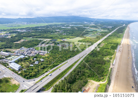 ドローン｜千里浜なぎさドライブウェイへ続く千里浜IC付近｜のと里山海道｜南方を撮影｜石川県羽咋市 105151075
