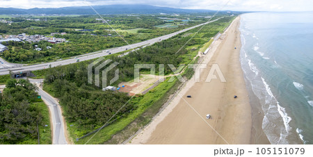 ドローン｜千里浜なぎさドライブウェイへ続く千里浜IC付近｜のと里山海道｜南方を撮影｜石川県羽咋市 105151079