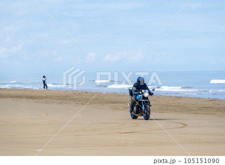 千里浜なぎさドライブウェイを走るバイクイメージ｜日本で唯一自動車で走れる海岸｜石川県羽咋市 105151090