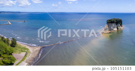 ドローン｜パノラマ｜能登の名所の見附島（別名軍艦島）｜2023年6月撮影（地震崩落後）｜石川県珠洲市 105151103