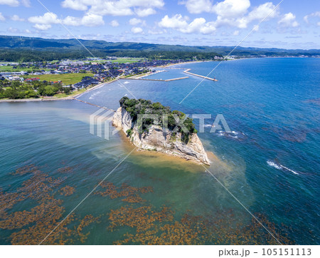 ドローン|能登の観光名所の見附島(別名軍艦島)と青空|2023年6月撮影(地震崩落後)|石川県珠洲市 ドローン|能登の観光名所の見附島(別名軍艦島)と青空|2023年6月撮影(地震崩落後)|石川県珠洲市 105151113