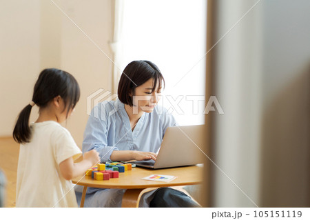 パソコンを使うママのポートレート 105151119