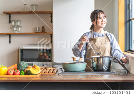 キッチンで料理をするアジア人女性(カレー・シチュー) キッチンで料理をするアジア人女性(カレー・シチュー) 105151451