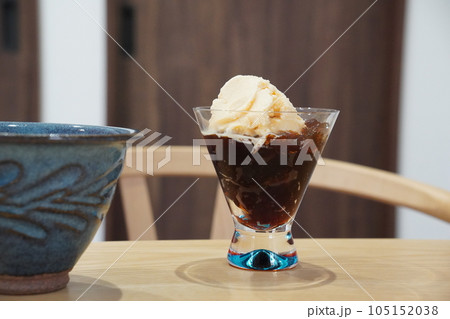 コーヒーゼリーとアイスクリームのある食卓 105152038