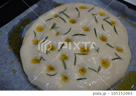 焼く前の自家製パン（フォカッチャ） 105152065