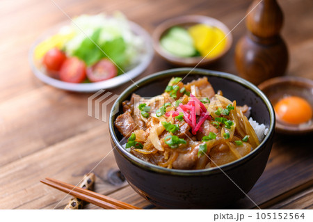 豚丼 豚カルビ丼 (紅ショウガ、青ネギのせ)お味噌汁 丼物 丼ぶり 湯気つき (暗い古板背景) 豚丼 豚カルビ丼 (紅ショウガ、青ネギのせ)お味噌汁 丼物 丼ぶり 湯気つき (暗い古板背景) 105152564
